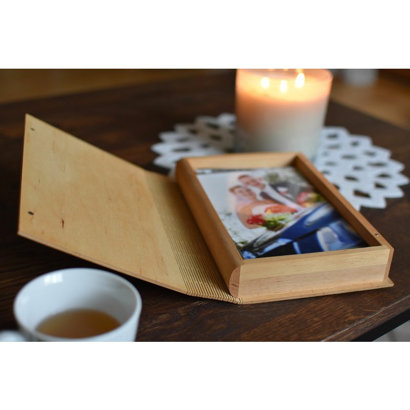 Dřevěná krabice BOOK pro stylové a praktické uložení fotografií